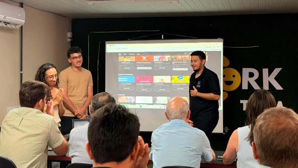 Integrantes da Projetar apresentando um sistema para um auditório