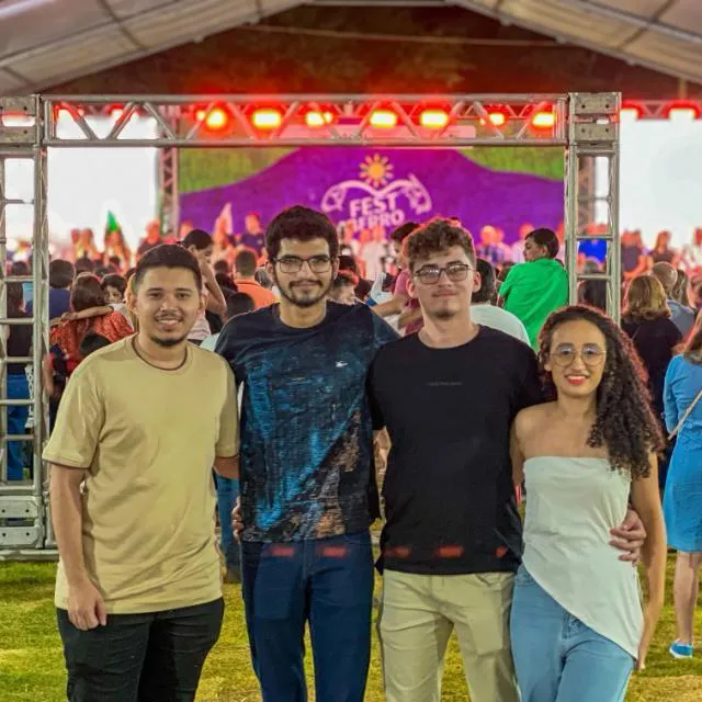 Quatro integrantes da Projetar em frente ao palco do FestBerro