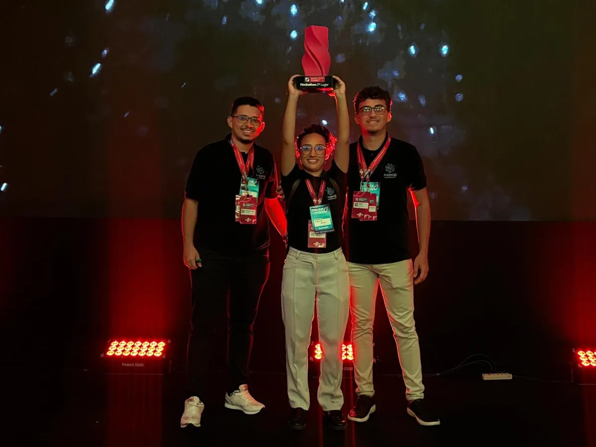 Equipe da Projetar no palco erguendo um troféu